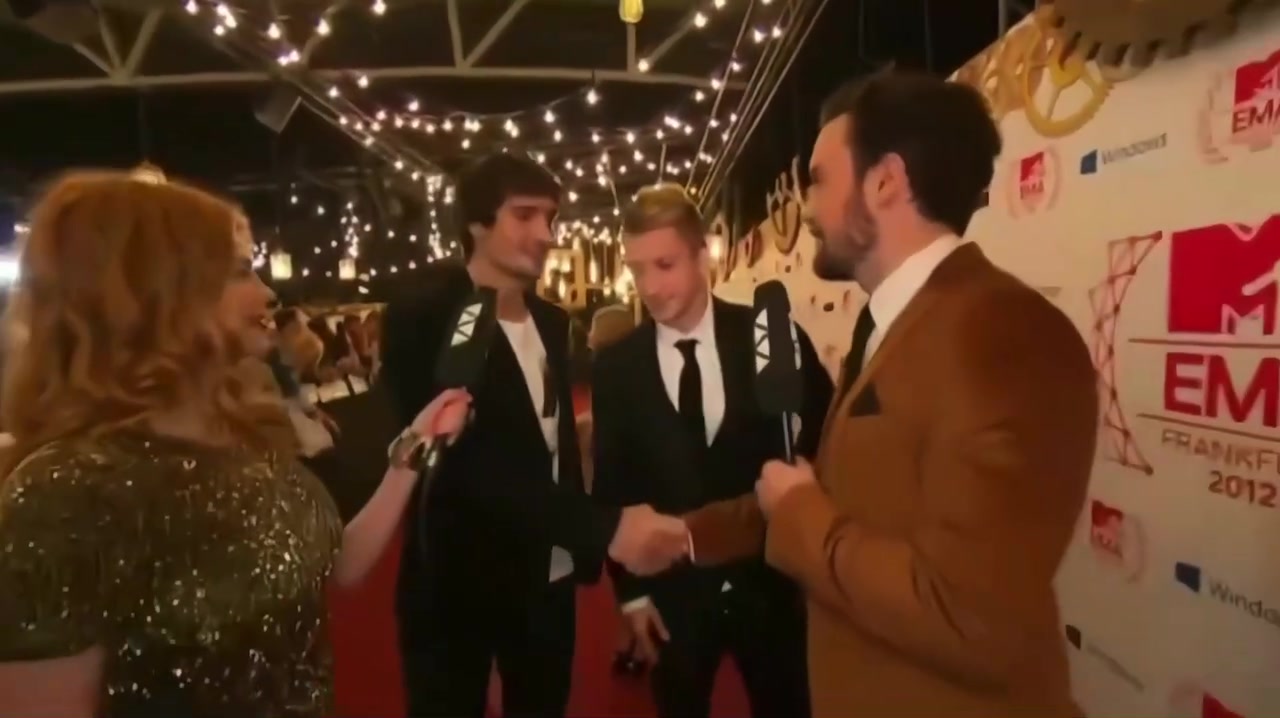 這倆人帥的離譜啊名場(chǎng)面胡梅爾斯和羅伊斯被質(zhì)疑穿搭