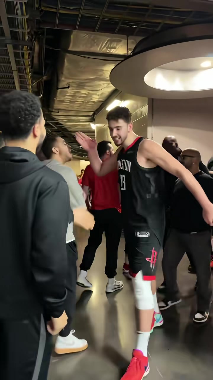 十萬(wàn)獎(jiǎng)金到手火箭小伙子們從球員通道一路嗨進(jìn)更衣室