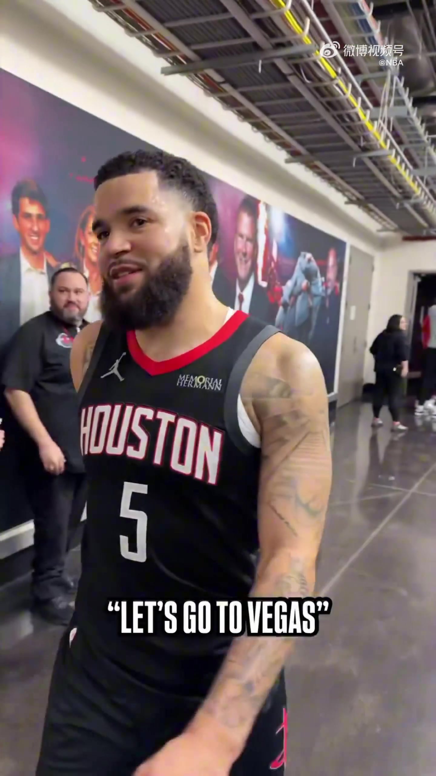 喜笑顏開(kāi)范喬丹在球員通道開(kāi)心表示拿下勝利啟程賭城