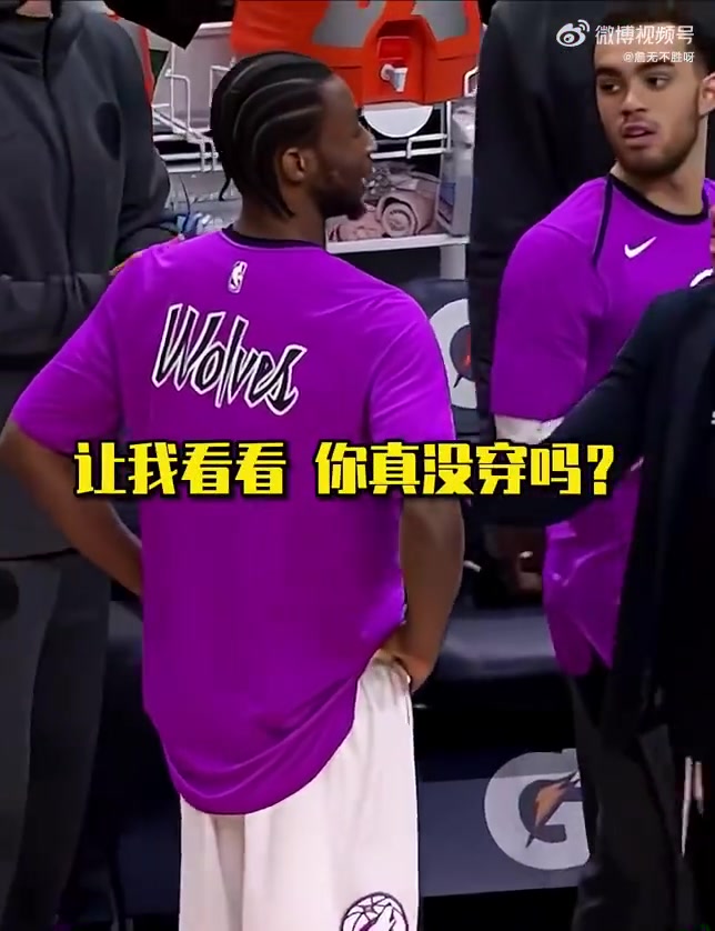 把大家整不會(huì)了維金斯準(zhǔn)備上場(chǎng)卻發(fā)現(xiàn)自己沒(méi)穿球衣