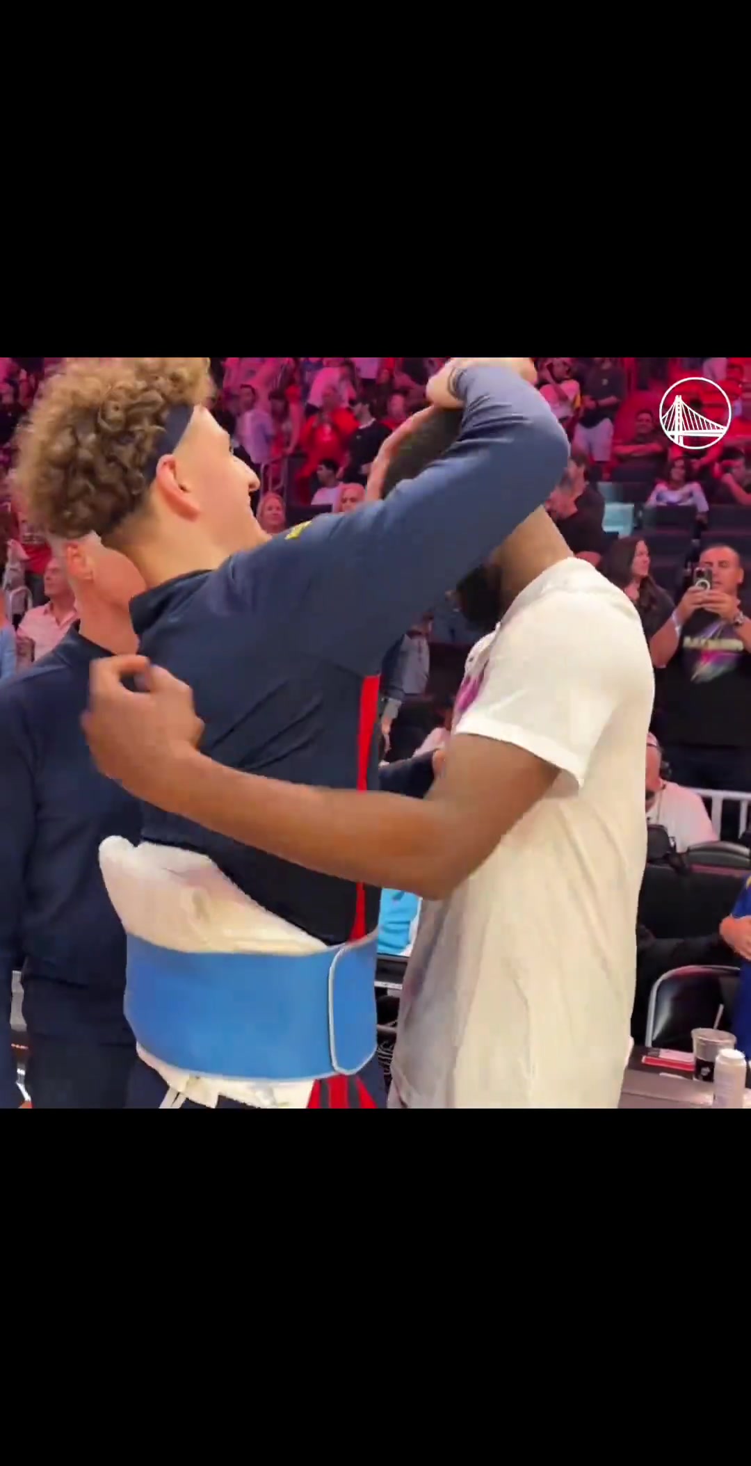 淚目勇士球員賽后一一擁抱維金斯看得出來(lái)大家都喜歡嘴哥