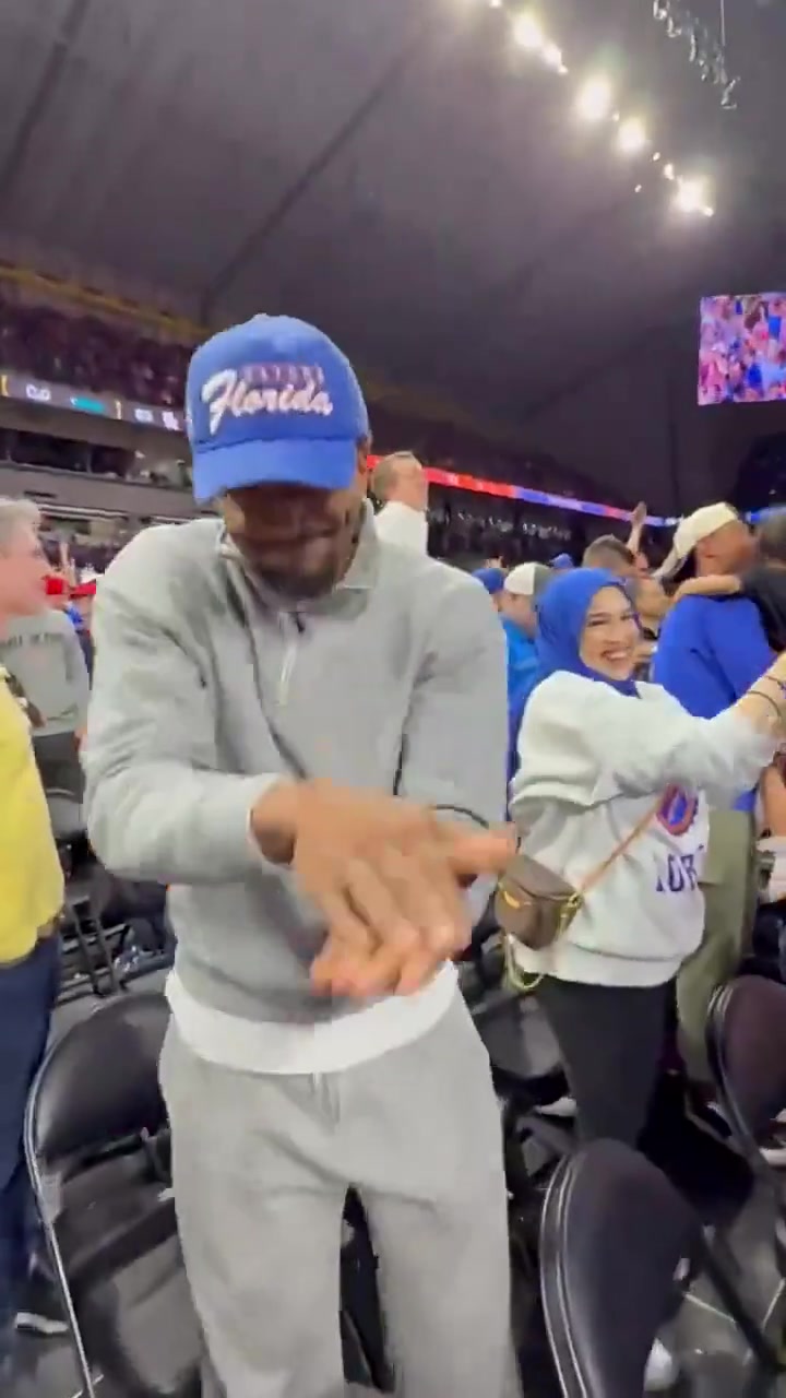 比爾雖然我無緣季后賽了 但母校奪冠還是要慶祝的