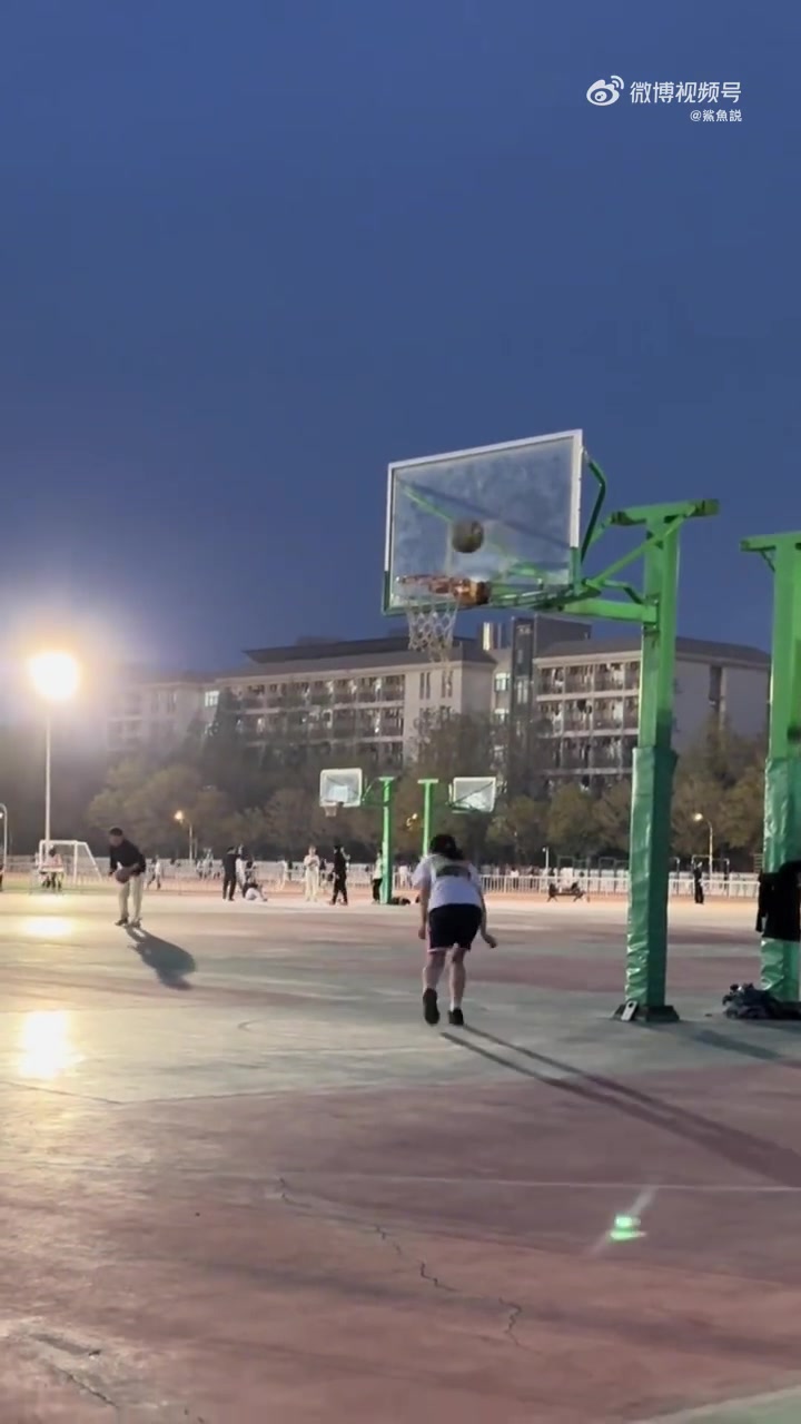 這一看就是鄧肯的女球迷原地大風(fēng)車