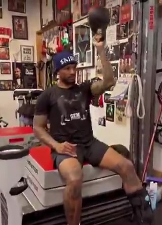 很拼利拉德綁著傷腿也要回來訓練