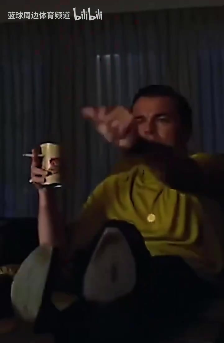 新老對(duì)決此前訓(xùn)練營KD杰倫格林和切特一起打球