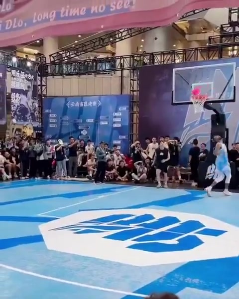 在美國傳開了拉塞爾在中國被球迷單挑打爆