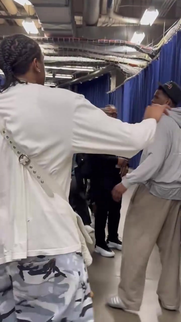 這褲子是什么潮流不守男德SGA賽后與愛德華茲擁抱