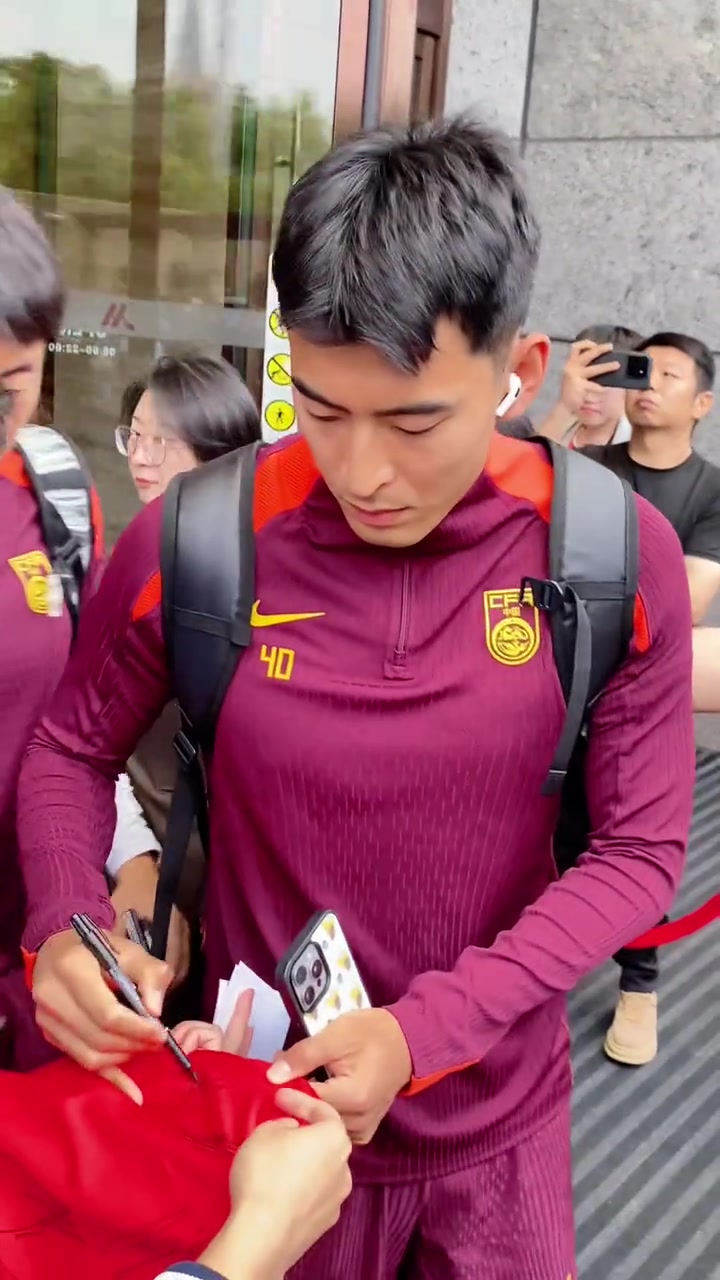 網(wǎng)友國安雙星王子銘李磊兩個(gè)都是奇兵但不適合踢首發(fā)