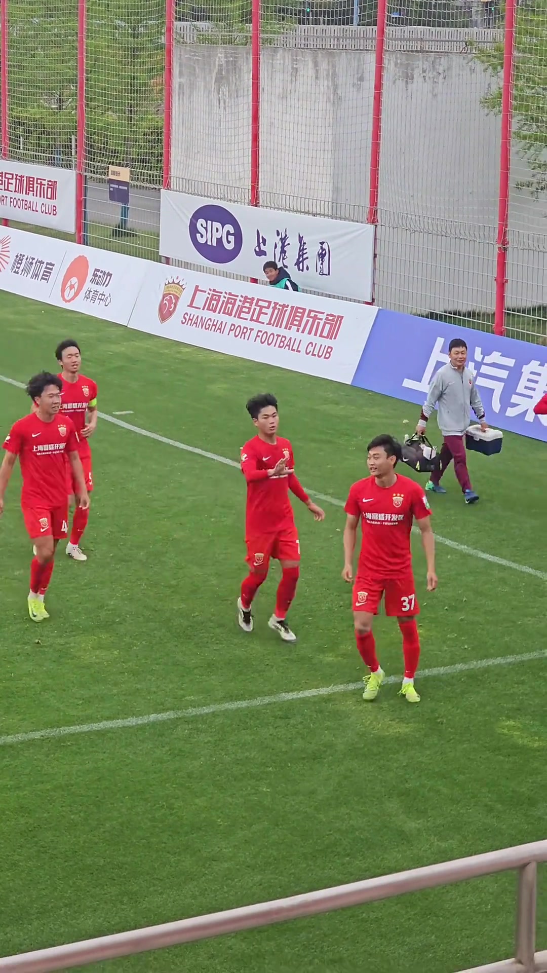 海港青年隊(duì)進(jìn)球后跑去看臺(tái)挑釁球迷連隊(duì)醫(yī)都一起幫腔