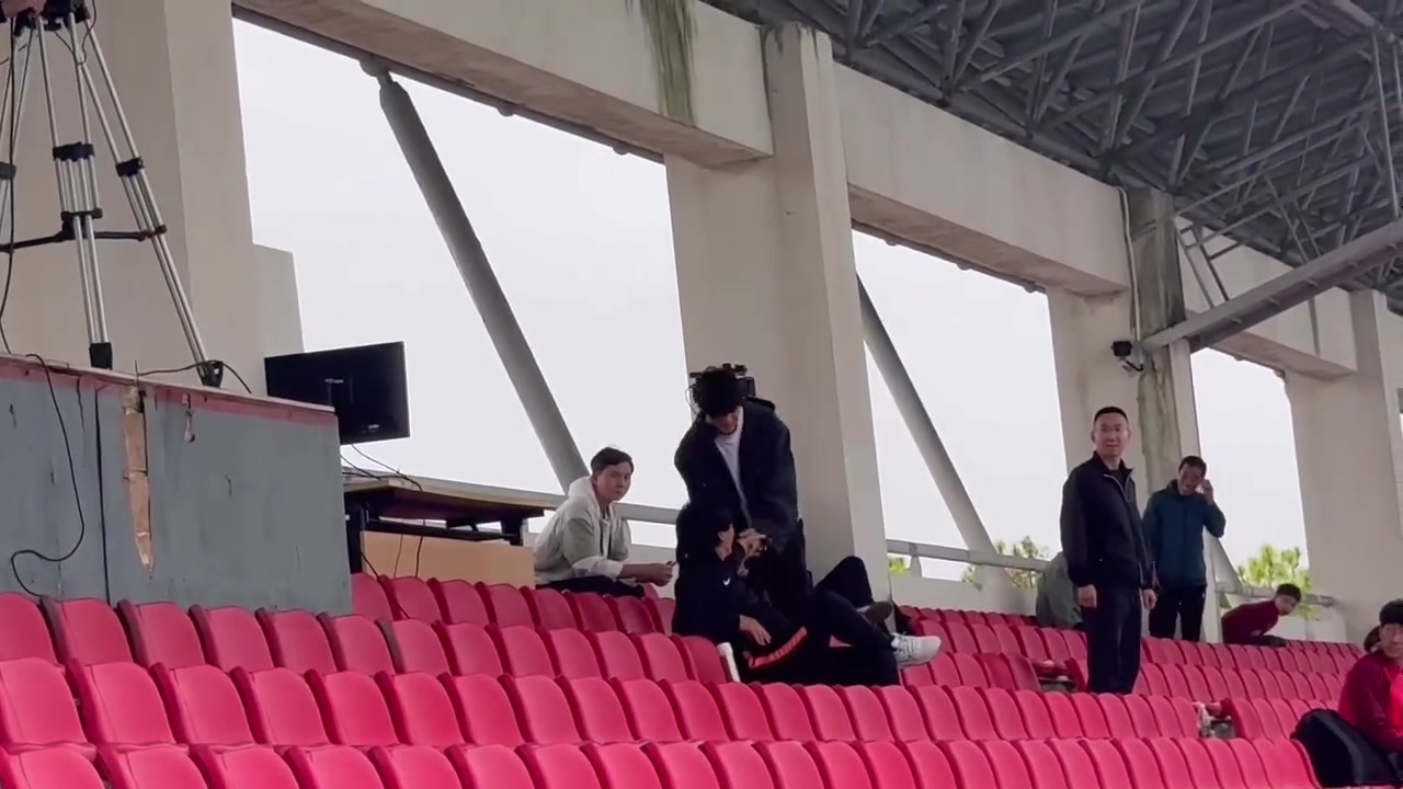 10月5日上海海港B隊(duì)比賽劉祝潤來到現(xiàn)場觀賽 10月5日上海海港B隊(duì)比賽劉祝潤來到現(xiàn)場觀賽