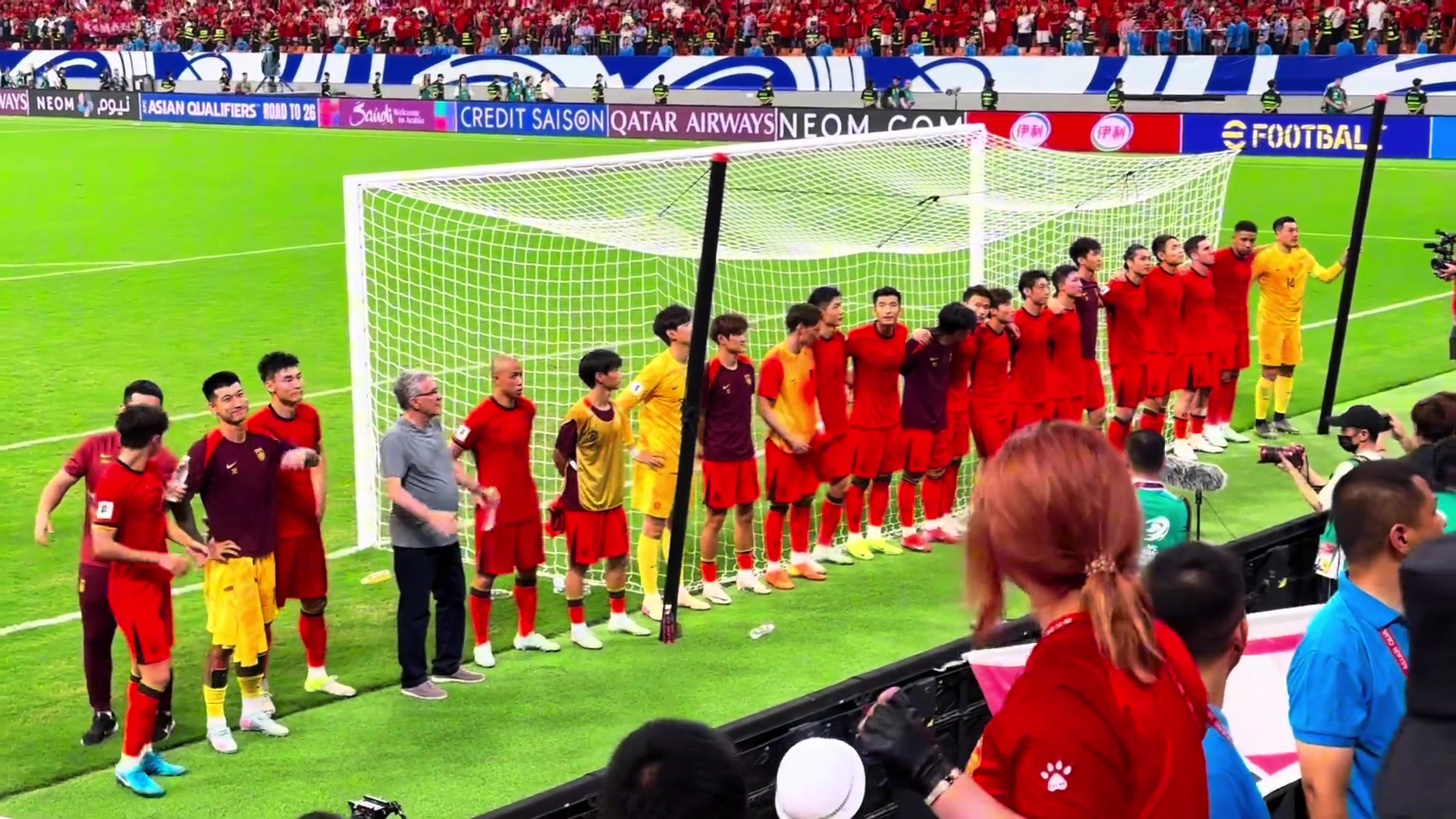 正面實(shí)拍國足賽后謝場(chǎng)與球迷一起維京戰(zhàn)吼