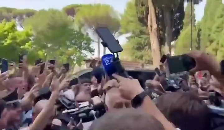 太熱情了德布勞內(nèi)抵達(dá)那不勒準(zhǔn)備體檢大批球迷和媒體等候