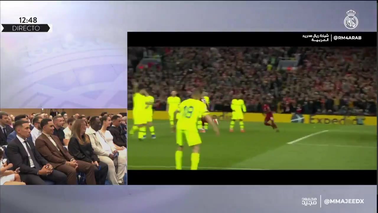 亮相儀式上展示世紀助攻現(xiàn)場的阿諾德兄弟笑了