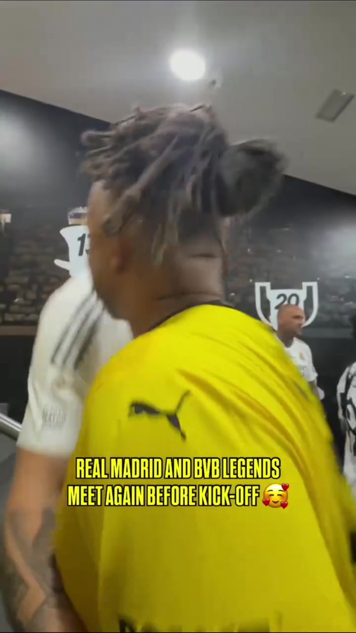 克羅斯?fàn)顟B(tài)簡(jiǎn)直就是現(xiàn)役球員啊多特皇馬傳奇賽的互相寒暄環(huán)節(jié)