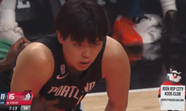 下半場(chǎng)被放棄后 楊漢森首秀5分16秒拿下2分1籃板1犯規(guī) 正負(fù)值-5