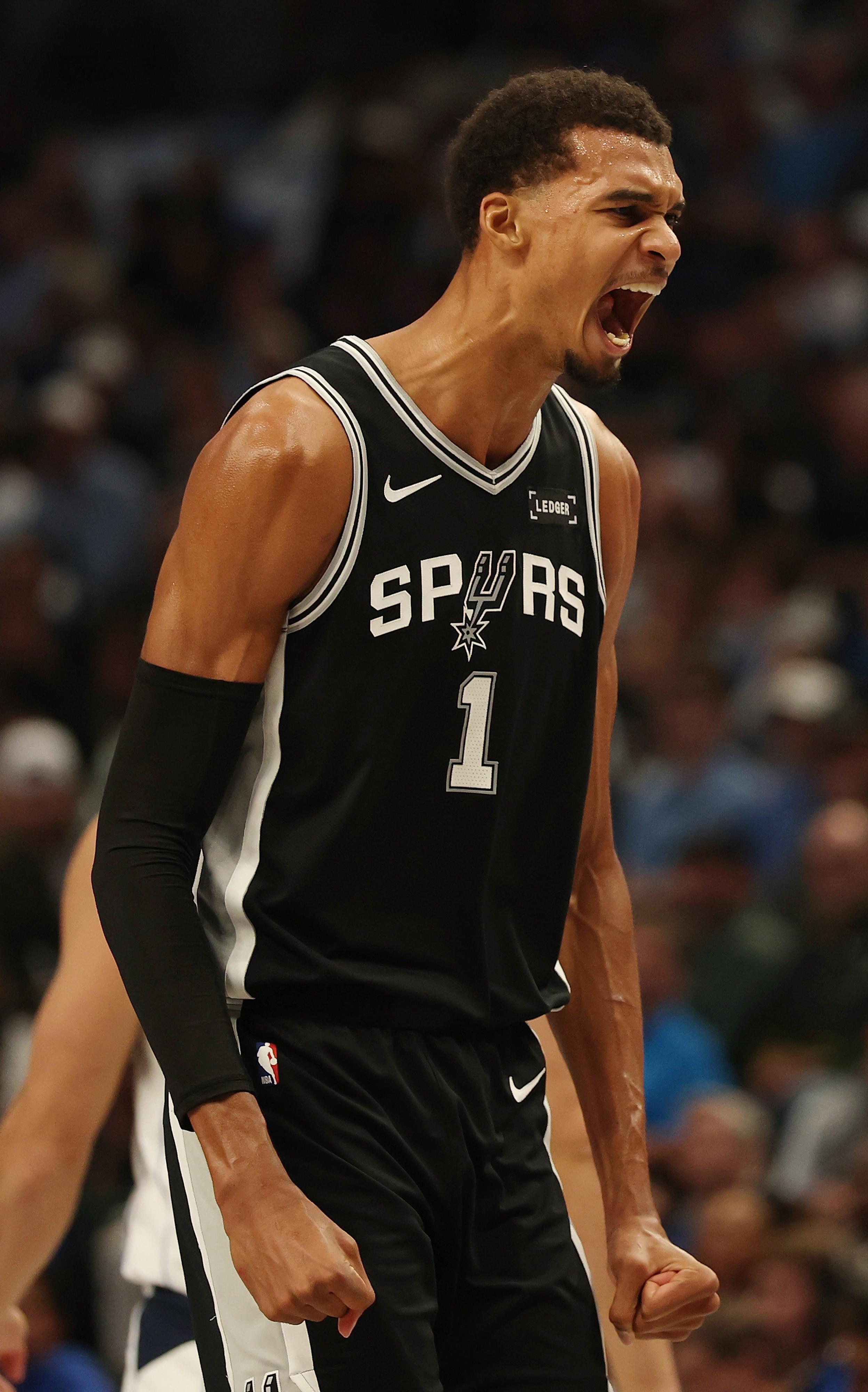 太恐怖了 文班30分鐘21球15中 砍下40+15+3蓋帽+0失誤 創(chuàng)下馬刺首場(chǎng)比賽新高