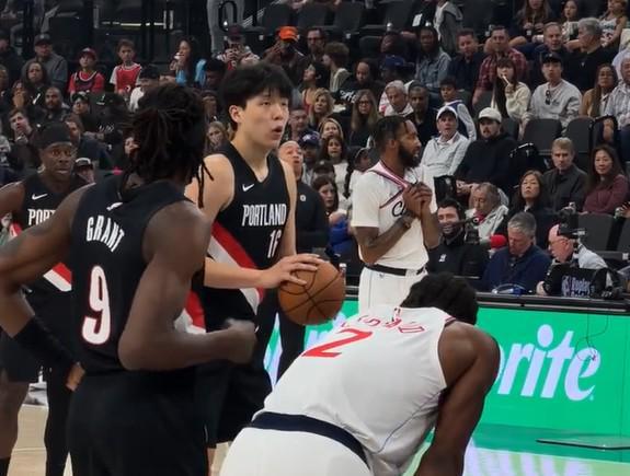 在NBA 客場比賽中獲得第一分 半場4分20秒 楊漢森得到2分1籃板0失誤 罰球2中2